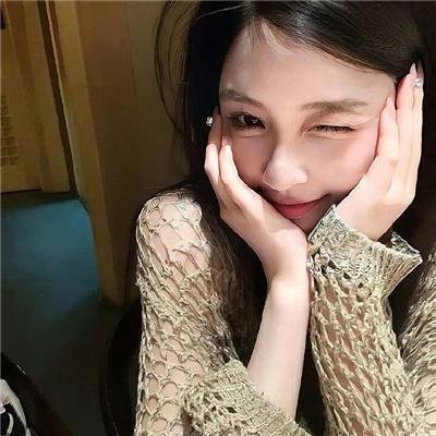 伊塞克湖的猩红色罂粟花